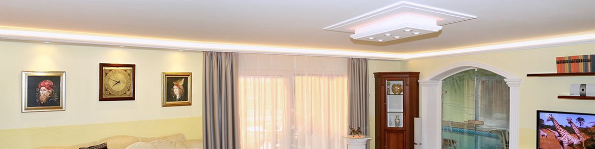 Indirekte Beleuchtung Wohnzimmer mit Stuckleisten Styropor und LED Leuchtmitteln