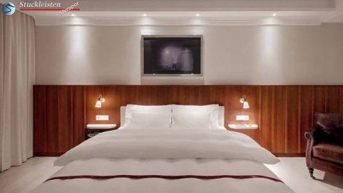 Schlafzimmer mit Deckenleisten und LED-Spot-Beleuchtung