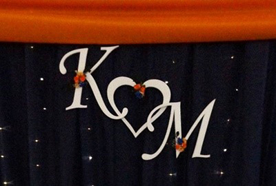 Wandschmuck mit Styropor Monogramm K M und Herz als 3D Logo