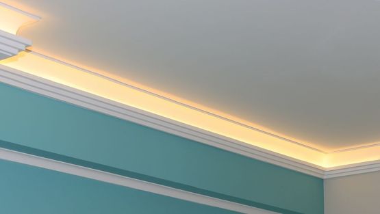 Indirekte Beleuchtung Decke mit Stuckleiste Dortmund 209 Plexi Plus und warmweißen LED Streifen