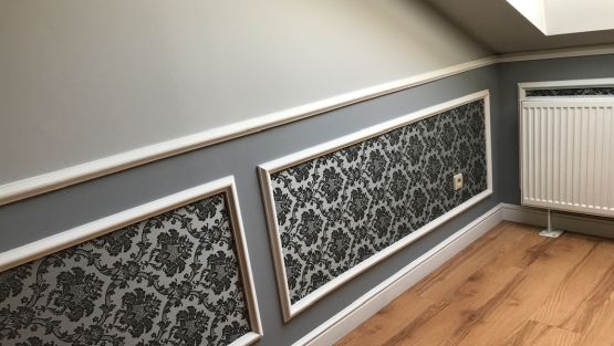 Wandgestaltung Schlafzimmer mit Wandleisten als Blickfang und Wanddeko