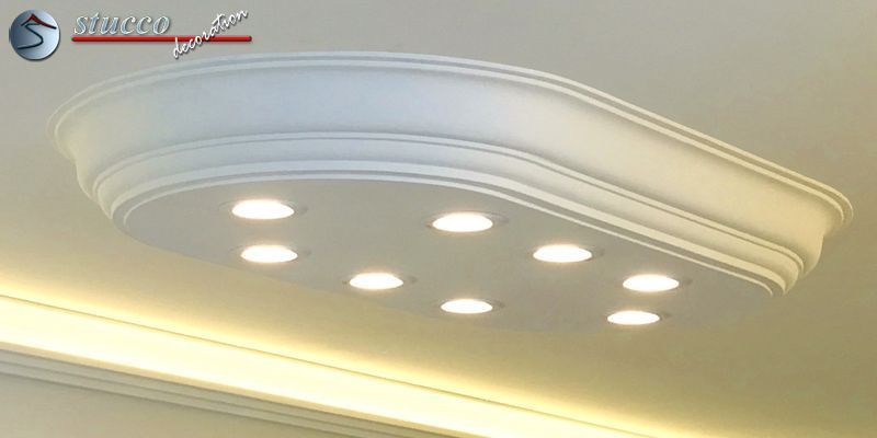 Die Deckenlampe 'LED Deckenbeleuchtung Düren 21/1000x500-3' ist eine montagefertige Design Lampe mit Stuck und LED Spots, die Sie bei sich zu Hause nur noch anzuschließen und anzukleben brauchen.