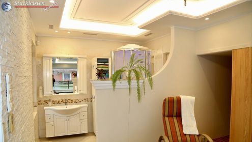 Modernes Badezimmer mit LED-Beleuchtung und Styropor Deckenleisten