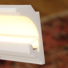 Indirekte Beleuchtung mit Styroporleiste, Reflektorleiste, LED Strip und Plexi-Streifen