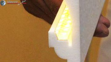 LED Reflektorleiste und LED Band in Styroporleiste für indirekte Beleuchtung eingebaut