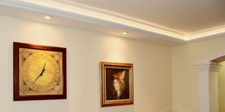 Stuckleisten für direkte und indirekte Beleuchtung als Wohnzimmer Deckenbeleuchtung