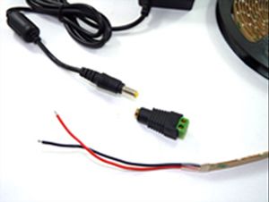 Bereitgelegtes LED Zubehör: Trafo mit DC-Stecker, Anschluss-Adapter mit DC Buchse und Lüsterklemme sowie LED Strip