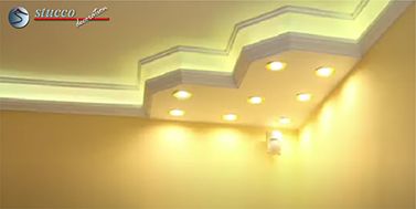 Fertige Dekoration aus Styropor Stuckleisten, warmweißen LED-Bändern und warmweißen LED-Spotlampen