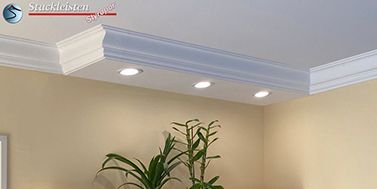 LED-Spots als direkte Lichtquellen in Styroporstuck entlang der Wand