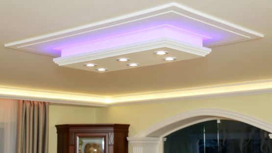 RGB LED Streifen in individuell gestalteter Stucklampe aus Styropor für kombinierte Beleuchtung
