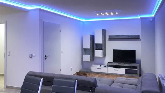 Modernes Ambiente unterstreichen Stuckleisten mit schlichtem Muster und RGB LED Strips