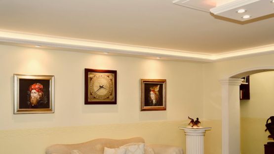 Wohnzimmerbeleuchtung LED mit modernem Styroporstuck